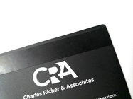 CR80 Mattschwarze Visitenkarten aus Metall mit Samt-Farbdruck-Logo