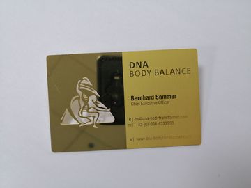 Kundenspezifische Geschäfts-Metallgoldkarte mit prägen Text-Logo-Spiegel-Effekt
