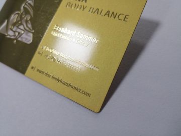Kundenspezifische Geschäfts-Metallgoldkarte mit prägen Text-Logo-Spiegel-Effekt